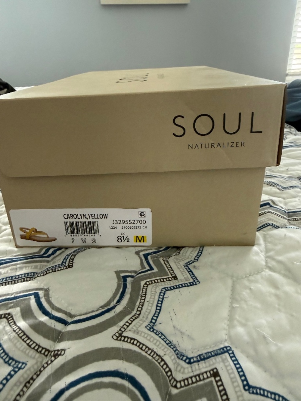 Yellow thong naturalizer sandals